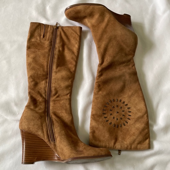 Fashionable Bakers Knee High Boots Brown Suede Wood Wedge Heels 8.5 B - Picture 10 of 12